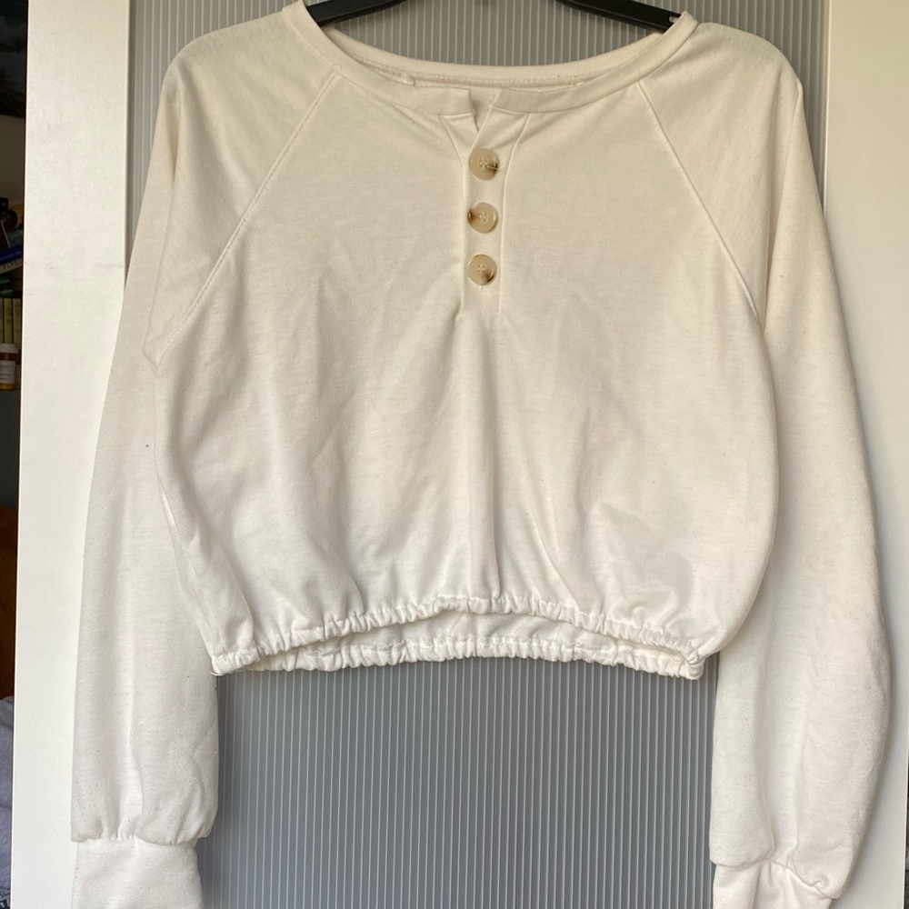 White crop top sweater
